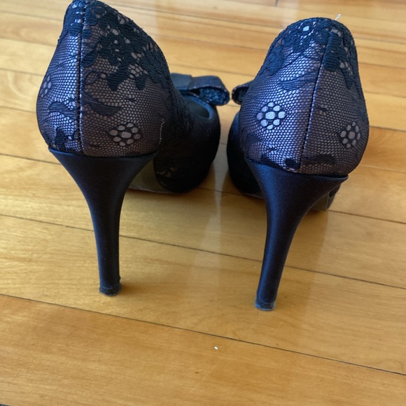 Stuart Weitzman Bowright Lace Pumps 6 - Picture 2 of 4